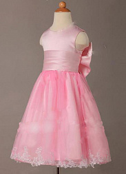 Розовое бальное платье с бантом на спине.