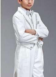 Белый нарядный костюм